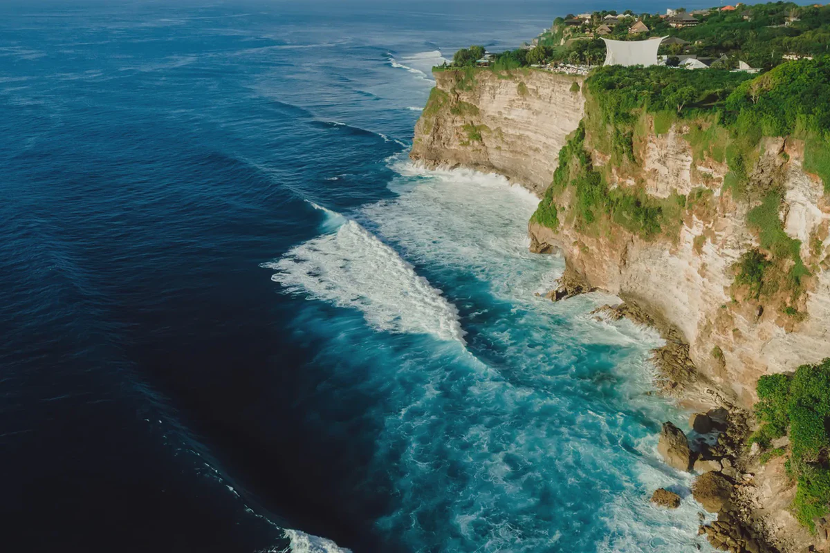 Le scogliere di Uluwatu a picco sull'oceano nella penisola di Bukit, a Bali