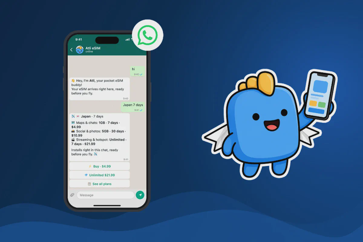 Ein Smartphone mit dem WhatsApp-Chat von Atli eSIM neben dem geflügelten blauen Atli-Maskottchen