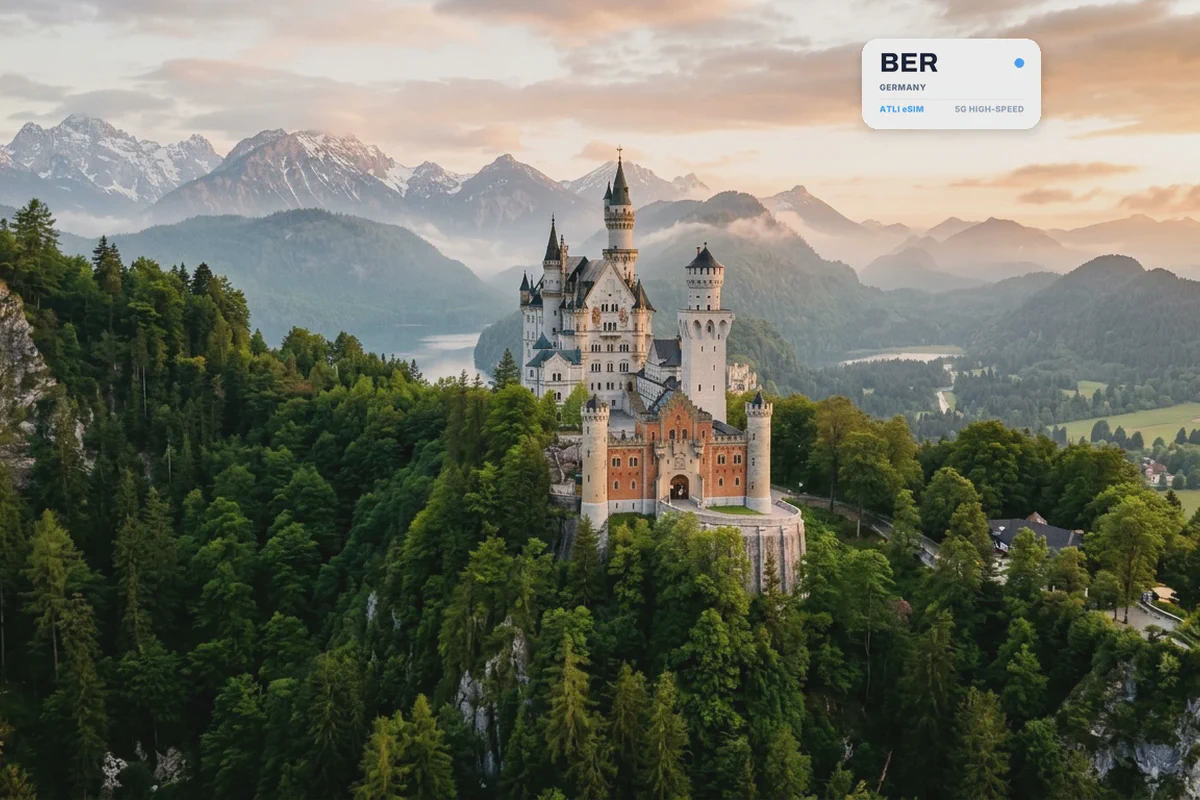 O castelo de Neuschwanstein acima de colinas arborizadas, com um cartão eSIM da Atli mostrando o código de aeroporto BER