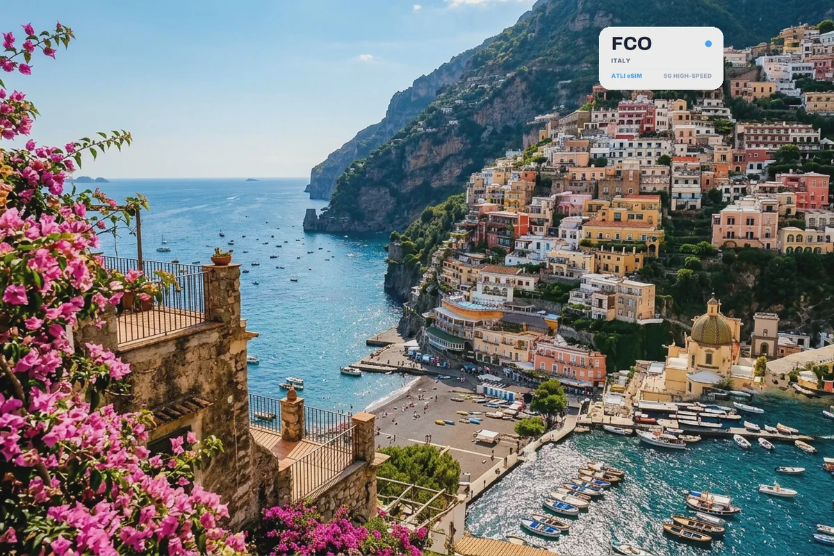 Le case a picco sul mare di Positano, con una scheda eSIM Atli che mostra il codice aeroportuale FCO