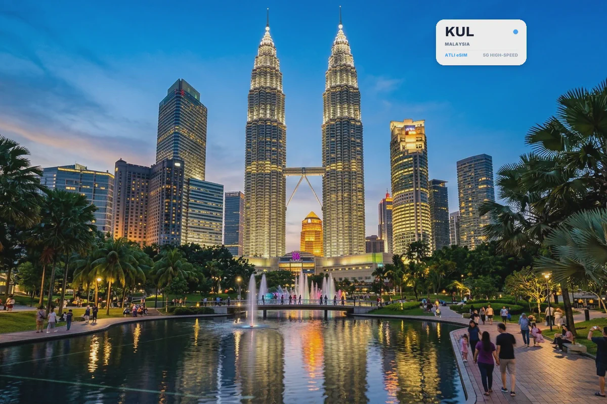 Le Petronas Towers illuminate al crepuscolo, con una scheda eSIM Atli che mostra il codice aeroportuale KUL