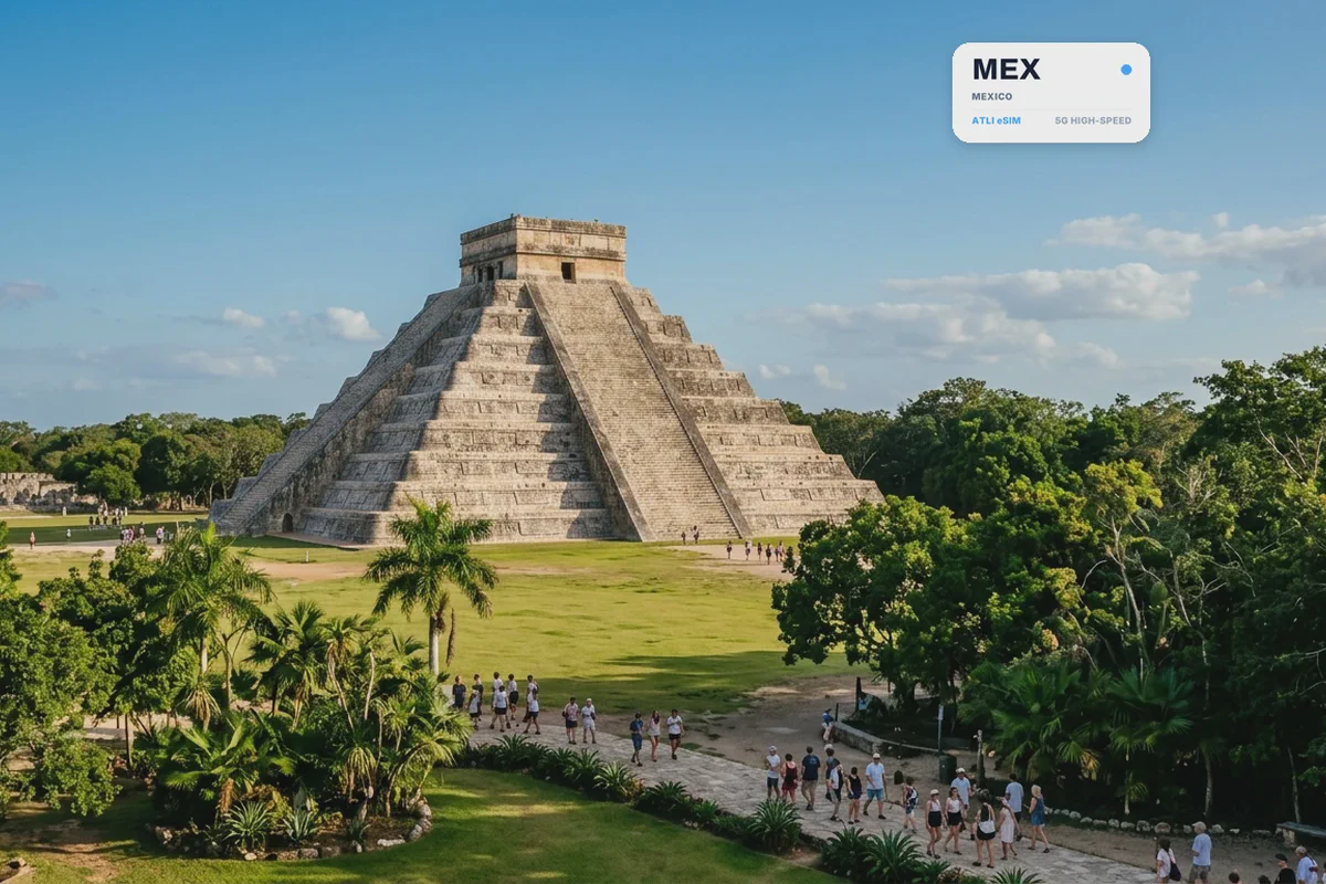 La piramide a gradoni di Chichén Itzá, con una scheda eSIM Atli che mostra il codice aeroportuale MEX