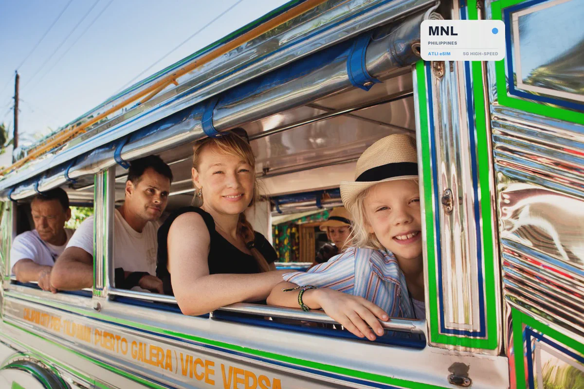 Una famiglia affacciata ai finestrini di un jeepney cromato e verde, con una scheda eSIM Atli che mostra il codice MNL