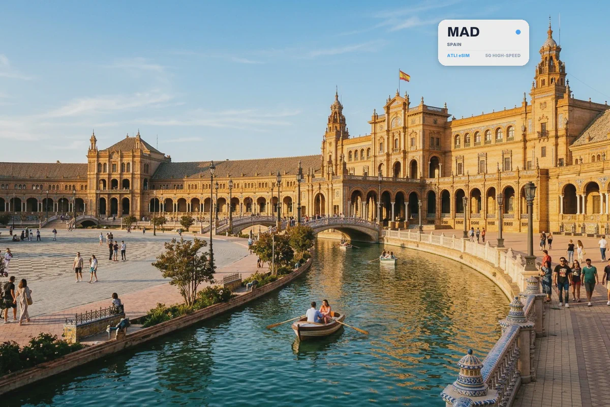 La Plaza de España di Siviglia, con le barche a remi sul canale, con una scheda eSIM Atli che mostra il codice aeroportuale MAD