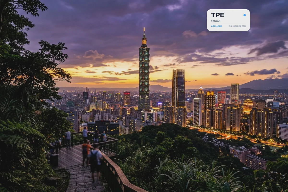 Il Taipei 101 sopra la città al crepuscolo, con una scheda eSIM Atli che mostra il codice aeroportuale TPE
