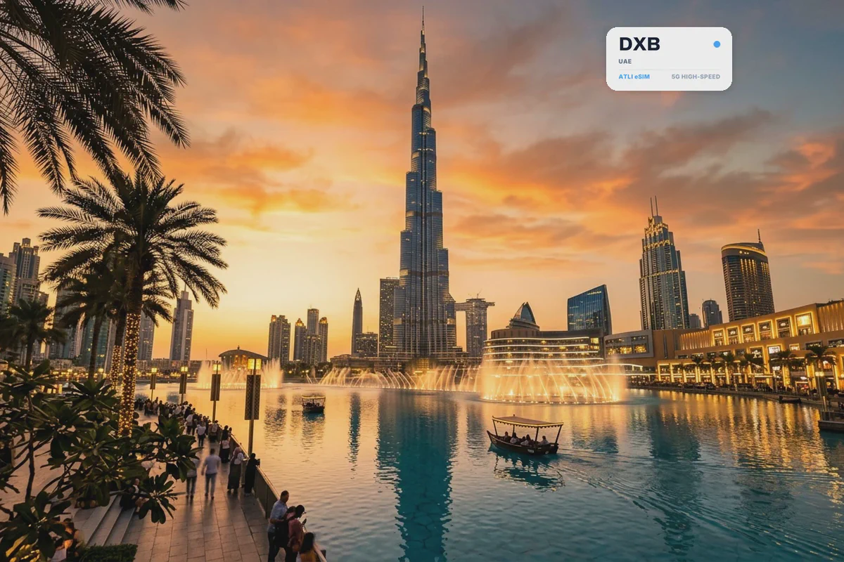 Il Burj Khalifa sopra il lago delle fontane, al tramonto, con una scheda eSIM Atli che mostra il codice aeroportuale DXB