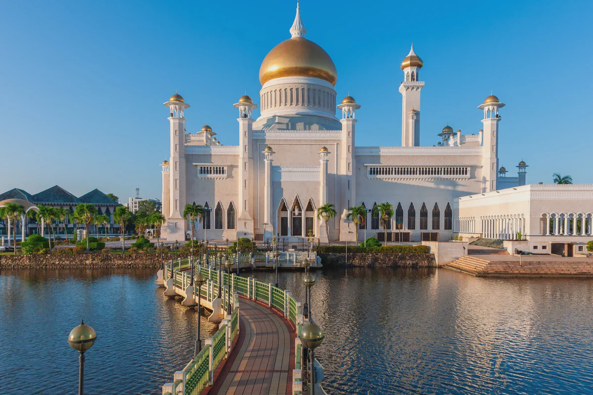 La moschea Omar Ali Saifuddien sulla sua laguna a Bandar Seri Begawan