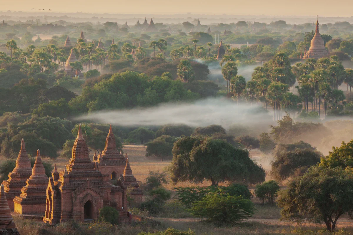 Le guglie dei templi della piana di Bagan nella foschia del mattino