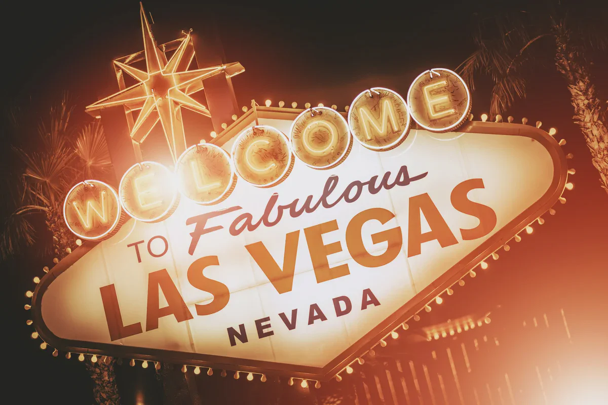 La celebre insegna illuminata di benvenuto a Las Vegas in una notte limpida nel deserto