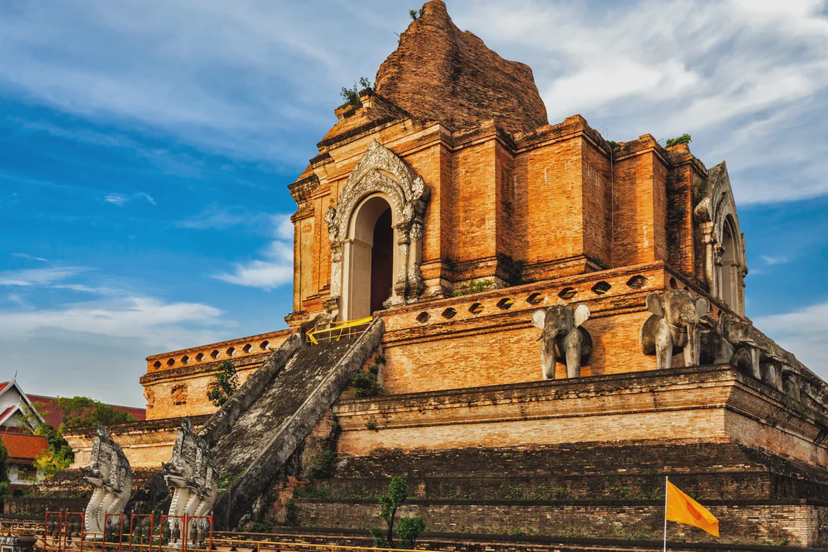 Il chedi in mattoni in rovina del Wat Chedi Luang contro un cielo azzurro